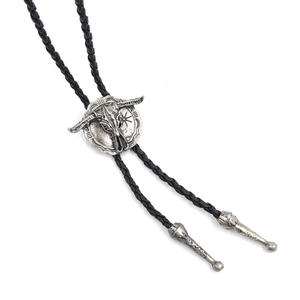 Details einer Vintage Bolo-Krawatte mit silbernem Stierkopf und schwarzer Lederschnur