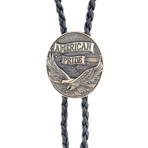 Detailaufnahme des American Pride Bronze-Emblems an einer schwarzen Bolo-Krawatte