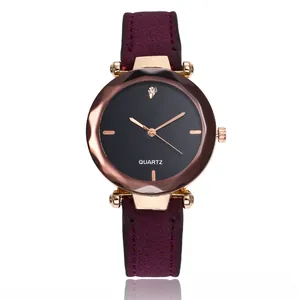 Détail d'une montre en or rose avec cadran diamanté noir et bracelet en daim violet