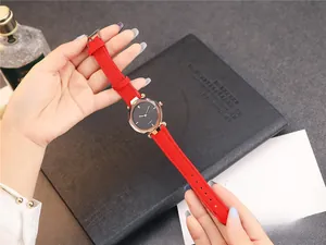 Détail de montre pour femme avec bracelet en cuir rouge et cadran diamant brillant