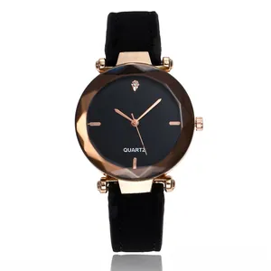 Détail d'une montre à quartz pour femme avec verre taillé en diamant et boîtier doré chic