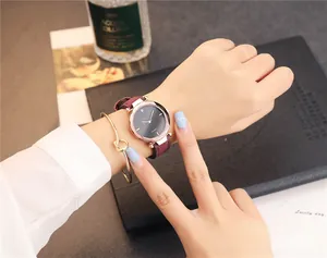 Montre femme tendance avec bracelet cuir violet et bracelet doré en scène lifestyle