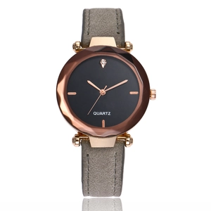 Montre tendance pour femme avec cadran noir, bracelet cuir gris et boîtier en or rose