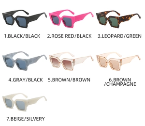 Vue détaillée présentant sept options de couleurs pour ces lunettes de soleil carrées