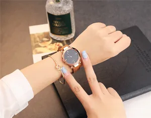 Gros plan d'une montre à quartz pour femme avec miroir taillé en diamant et cuir brun