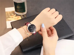 Montre quartz élégante pour femme avec bracelet en cuir bordeaux et jonc doré au poignet