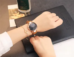 Montre en cuir marron avec boîtier rose doré et bracelet en or minimaliste assorti