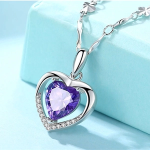 Collana a cuore in argento con cristallo viola e gemme preziose su scatola regalo