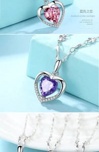 Dettaglio della collana a cuore con cristalli viola e rosa in una elegante confezione regalo