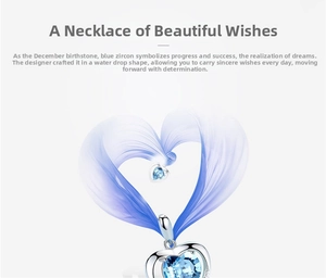 Dettaglio della collana con ciondolo a cuore in cristallo blu e pietra portafortuna di dicembre