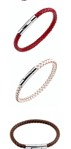 Vue détaillée de bracelets en cuir tressé rouge, blanc et marron avec fermoirs métalliques