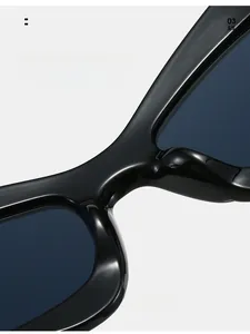 Gros plan sur les plaquettes de nez intégrées des lunettes de soleil carrées noires