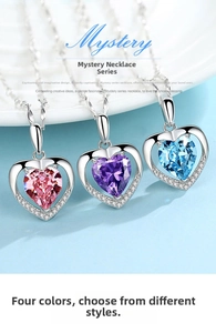 Dettaglio di ciondoli a cuore con cristalli blu, rosa e viola su catene d'argento