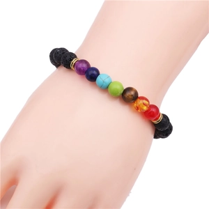 Bracciale chakra da 8 mm in pietra lavica nera con sette perle colorate naturali