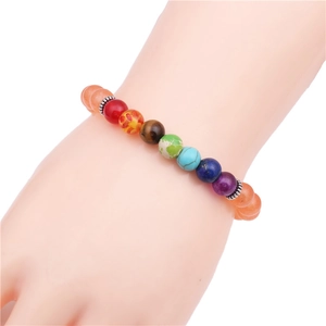 Détail du bracelet en perles de calcédoine verte 8mm et 7 chakras avec entretoises