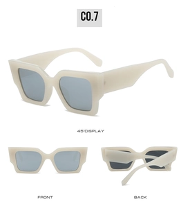 Vues multiples de lunettes de soleil carrées marbrées crème blanc avec verres gris