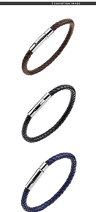 Détail de bracelets en cuir tressé marron, noir et bleu avec fermoirs magnétiques en métal