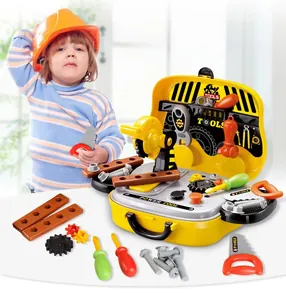 Détail du kit d'outils jouet avec mallette jaune, casque de sécurité et outils en plastique