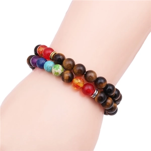 Detail von Tigerauge Chakra-Perlenarmbändern mit 8mm Steinen auf einem Mannequin