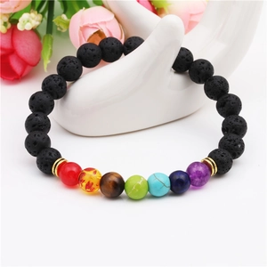 Bracciale 7 chakra in pietra lavica nera da 8 mm su espositore manuale in ceramica