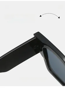 Gros plan sur la charnière métallique durable des lunettes de soleil noires