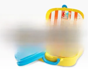 Vue détaillée de la mallette de cuisine enfant avec aliments et ustensiles de jeu
