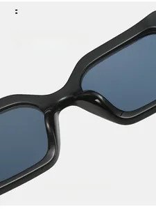 Détail macro des plaquettes de nez confortables sur lunettes de soleil carrées noires