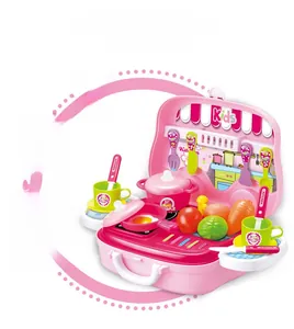 Détail de la valise de cuisine rose pour enfants avec casseroles et accessoires de légumes