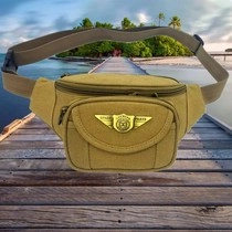 Dettaglio del marsupio sportivo in tela kaki con chiusure lampo multiple e logo in metallo