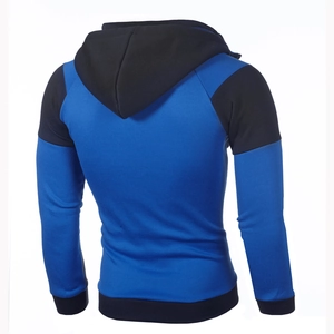 Vue arrière du sweat à capuche slim avec corps bleu et manches et capuche contrastées noires