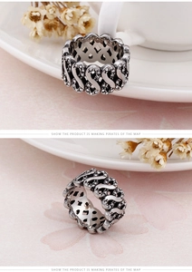 Detailansicht des silbernen Retro-Punk-Rings mit kristallbesetztem Unendlichkeitsdesign