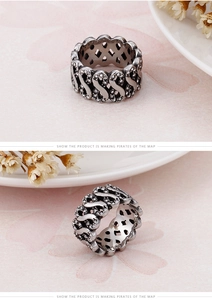 Makro-Detail des Retro-Punk-Infinity-Rings mit feiner Schnitzerei und Zirkonia-Besatz