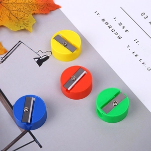 Juego de cuatro sacapuntas manuales redondos de colores en rojo, amarillo, azul y verde