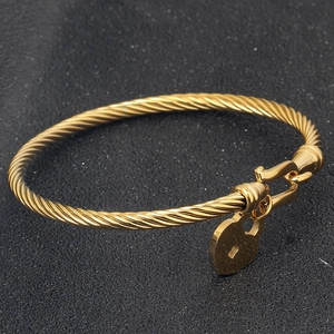 Elegant 18K gold-plated twisted cable bracelet featuring a polished heart lock charm