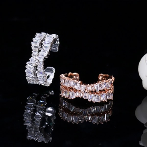 Gros plan de bagues croisées en argent et or rose avec oxydes de zirconium rectangulaires