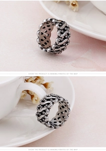 Makroansicht des Vintage-Punk-Silberrings mit Pavé-Steinen und Kettenstruktur