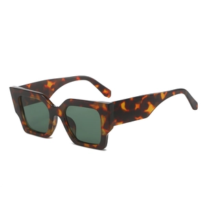 Lunettes de soleil carrées oversize rétro avec motif écaille et verres verts foncés