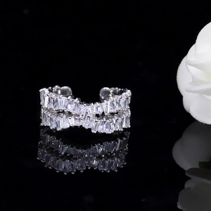 Bague ouverte argentée étincelante avec double rangée de zircons sur fond noir élégant