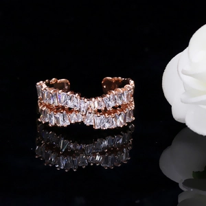 Bague ouverte élégante en or rose avec zircons rectangulaires brillants sur fond noir
