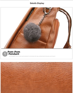 Dettaglio dello zaino in pelle marrone con ciondolo a sfera in peluche grigio e cerniera nera