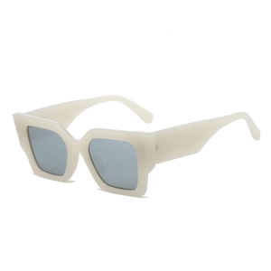 Lunettes de soleil carrées rétro avec monture crème et verres gris, vue à 45 degrés