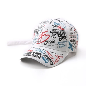 Détail de la casquette de baseball blanche avec graffiti colorés et sangle arrière allongée