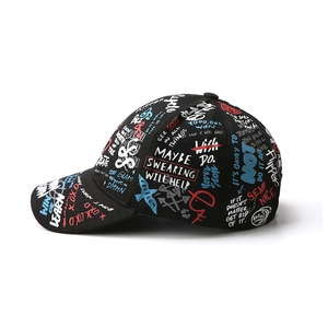 Casquette de baseball hip-hop noire avec graffitis colorés et texte 'NO PAIN' pour tous