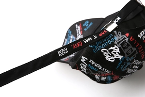 Détail de la boucle en métal réglable et imprimé graffiti coloré sur casquette en coton noir