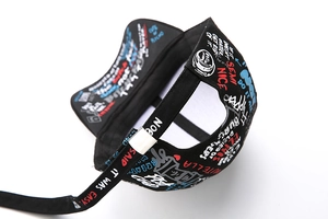 Détails de la sangle réglable et des graffitis sur une casquette de baseball en coton noir