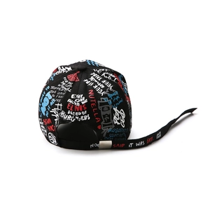Détail d'une casquette de baseball graffiti noire avec imprimés et longue sangle réglable