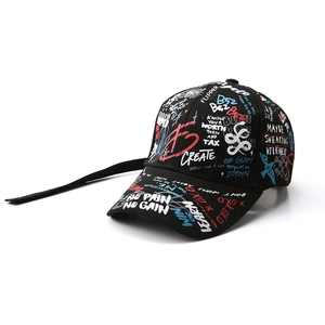 Détail d'une casquette graffiti noire avec lanière longue et imprimés colorés stylés