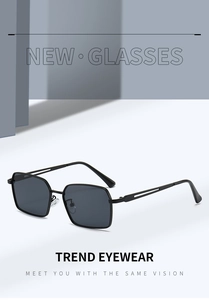 Détail de lunettes de soleil carrées en métal noir avec branches ajourées et verres gris
