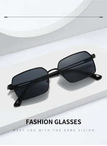 Détail de lunettes de soleil carrées à monture métallique noire sur socle géométrique