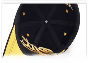 Innendetail der Baseballkappe mit schwarzem Gurtband und gelber Fledermaus-Stickerei